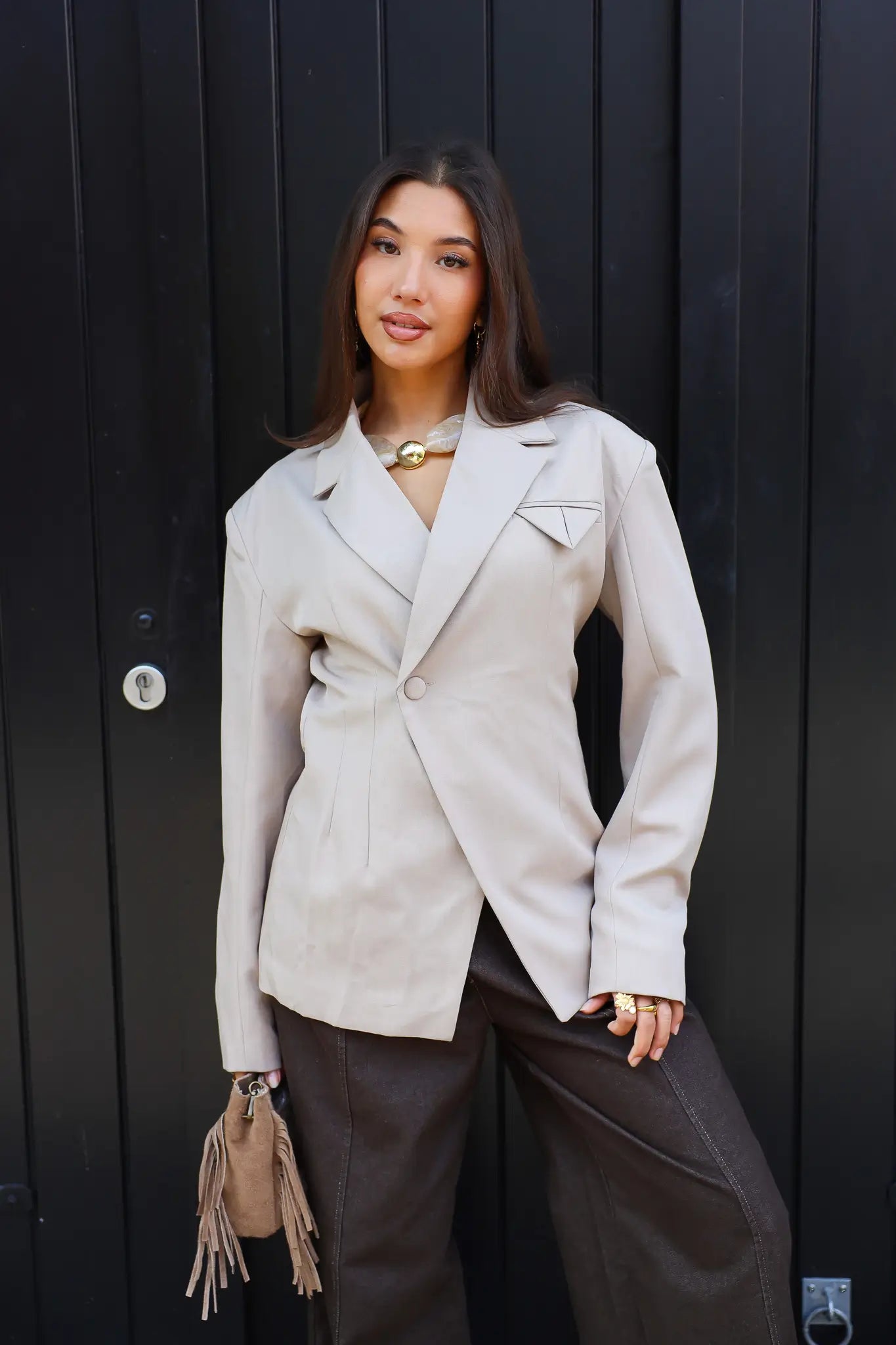 beige getailleerde dames blazer smalle strakke blazer