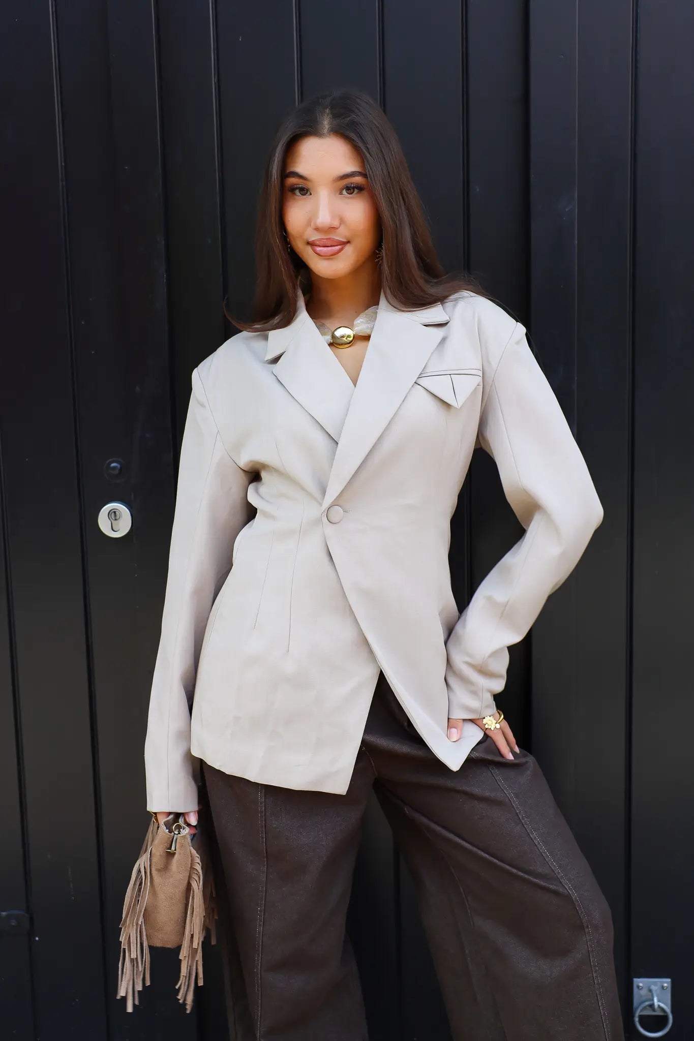 beige getailleerde dames blazer smalle strakke blazer