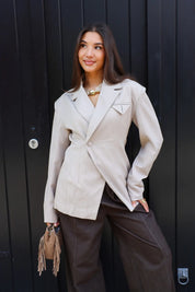 beige getailleerde dames blazer smalle strakke blazer