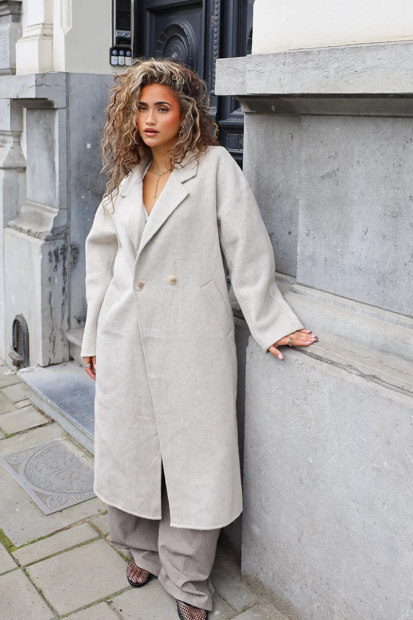 Beige lange wollen jas met revers voor dames