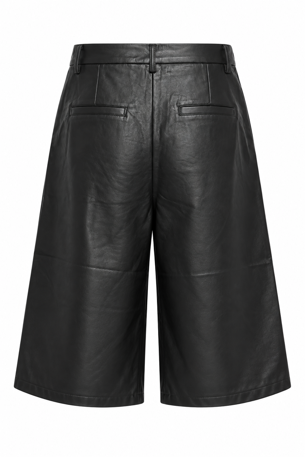 Achterkant van zwarte faux leather bermuda met achterzakken en wijde broekspijpen op witte achtergrond