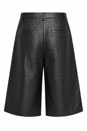 Achterkant van zwarte faux leather bermuda met achterzakken en wijde broekspijpen op witte achtergrond