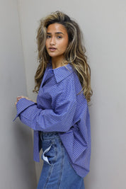 blauwe ruit blouse dames zijaanzicht met losse pasvorm