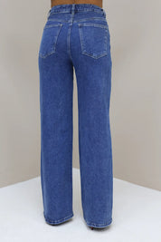 Achterkant van blauwe wijde jeans met rechte pijpen volledig zichtbaar