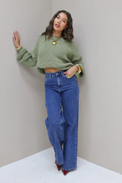 Blauwe wijde jeans volledig in beeld, vooraanzicht op witte achtergrond