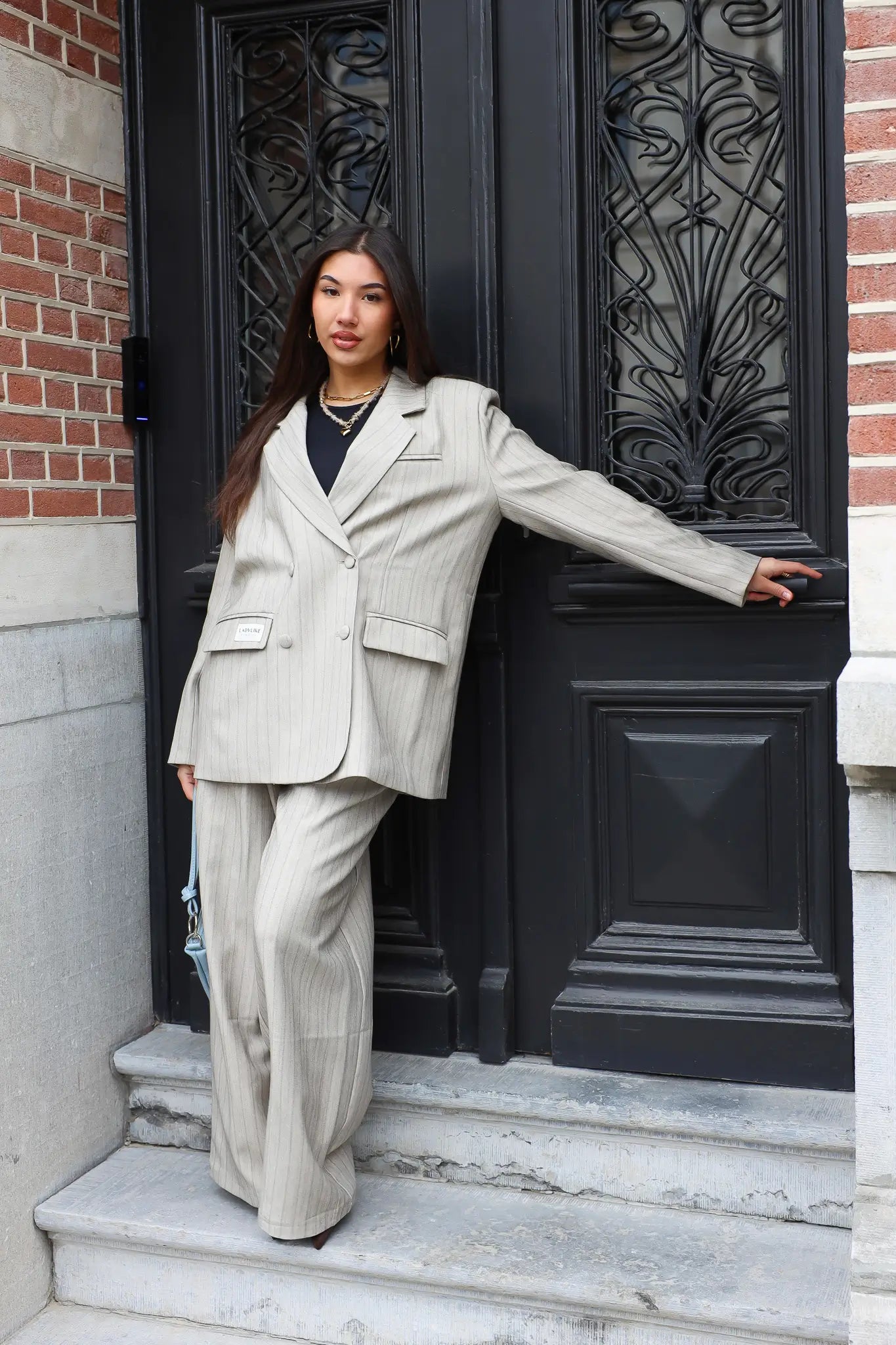 taupe blazer dames wijde pantalon outfit ladylike