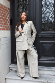 taupe blazer dames straat pose ladylike