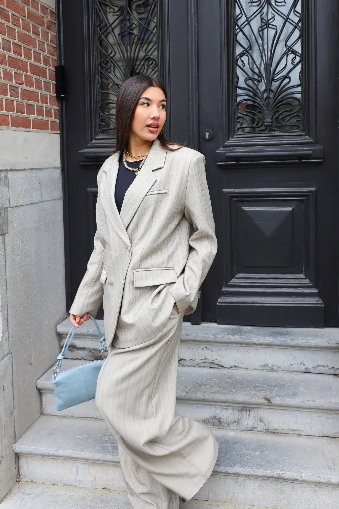 taupe blazer dames met wijde pantalon outfit ladylike