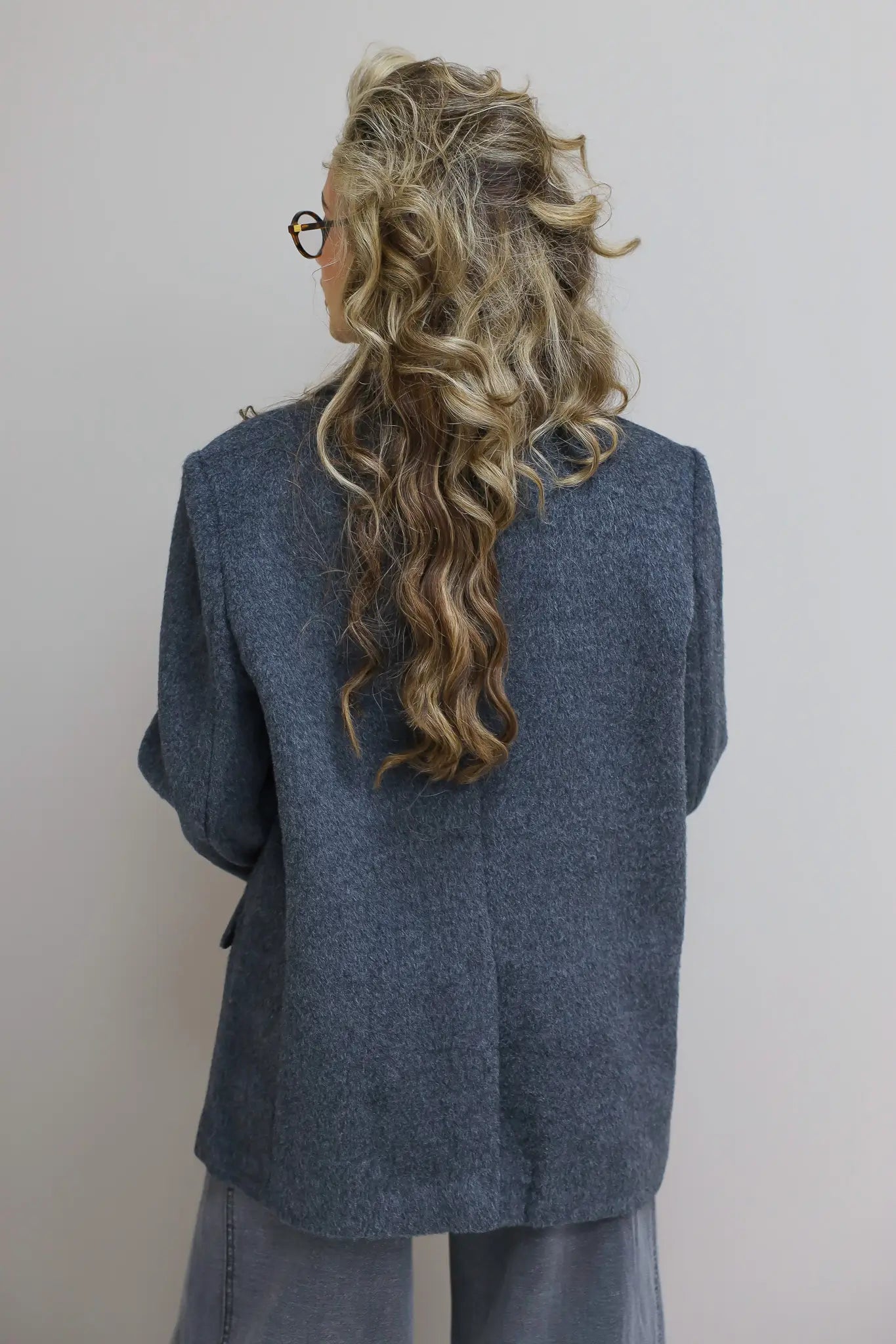 Rugaanzicht met zicht op mouwen en rechte snit