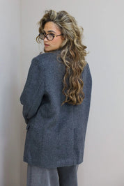 Achterkant van de blazer, focus op lengte en wolstructuur