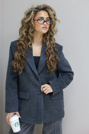 Model draait iets opzij, laat revers en pasvorm zien