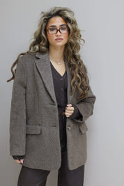 Volledige look met blazer, donkere broek en hakken