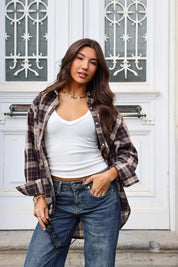 Blouse met bruine ruit dames gedragen over een witte top