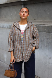 Oversized geruite blouse in camel en bruintinten met capuchon en zakken aan de voorkant