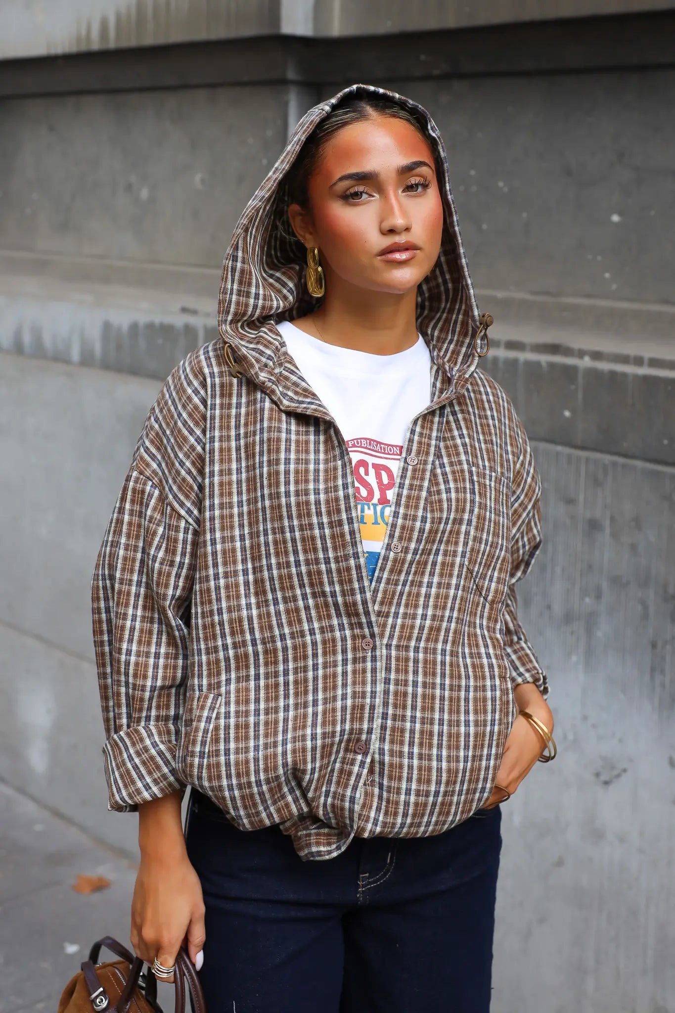 Camel blouse met geruit patroon capuchon knoopsluiting en ruime zakken aan de voorkant