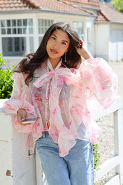 Model draagt blouse bloemen print roze close up
