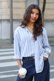 model met blauw wit gestreepte blouse en koffiebeker