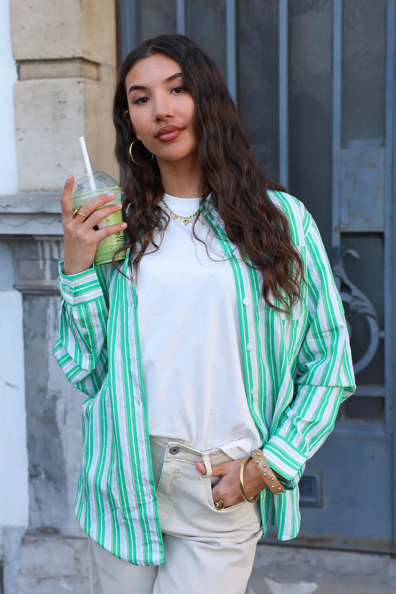 model met groen wit gestreepte blouse en witte top