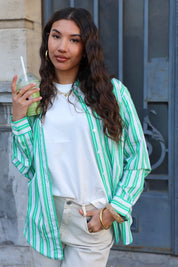 model met groen wit gestreepte blouse en witte top