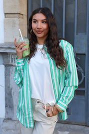 model met groen wit gestreepte blouse en witte top