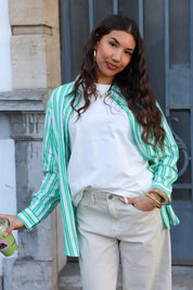 model draagt groen wit gestreepte blouse met broek