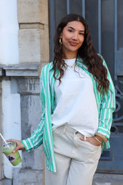 model met groen wit gestreepte blouse en drankje