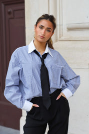 blauw gestreepte blouse met losse stropdas dames voorkant