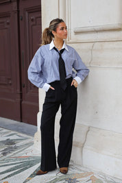 blouse gestreept blauw gedragen zonder stropdas