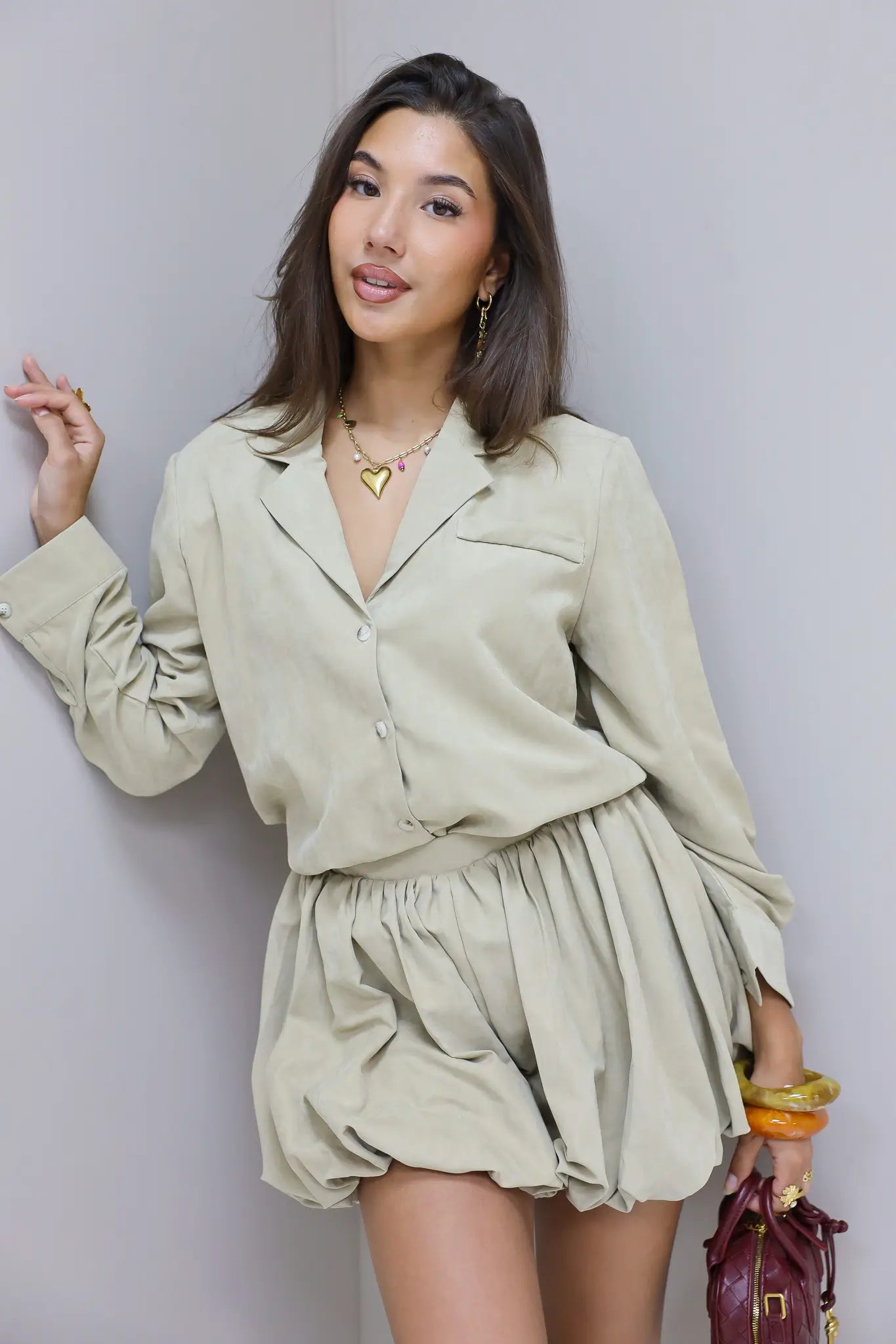 Beige blouse van voren gefotografeerd tegen een lichte achtergrond