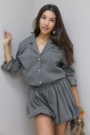 grijze blouse met skort in casual pose