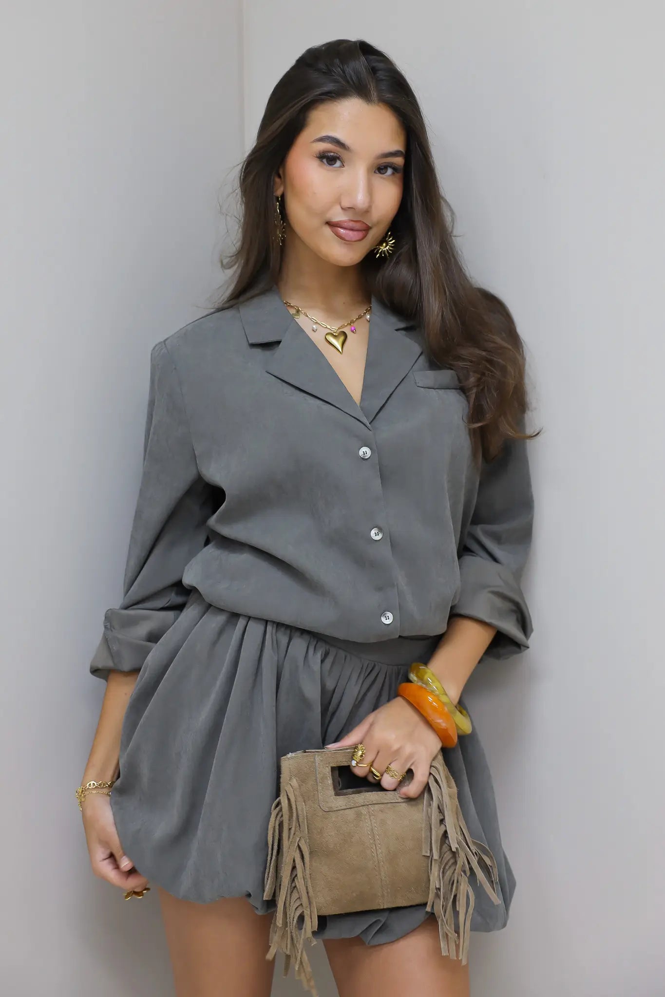 vrouw draagt grijze blouse met kraag vooraanzicht