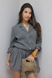 vrouw draagt grijze blouse met kraag vooraanzicht