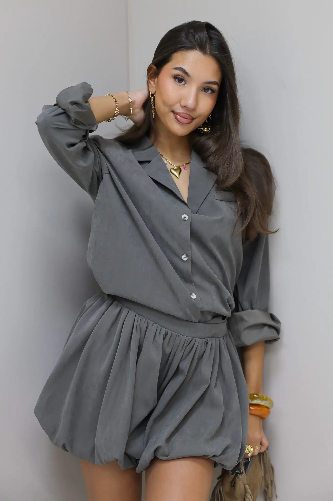 blouse kraag grijs close up met hand in haar