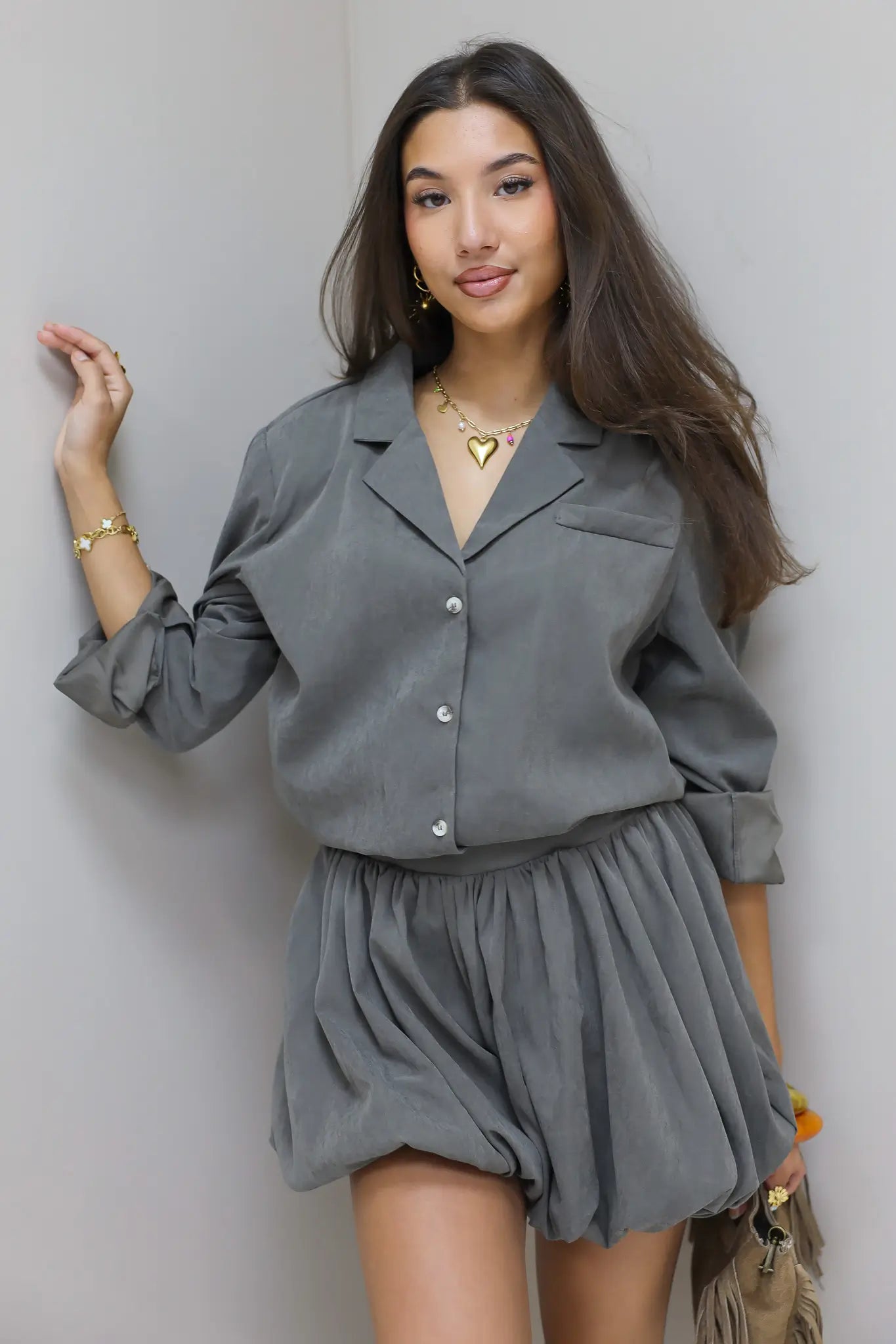 blouse kraag grijs blouse look bij muur ladylike webp