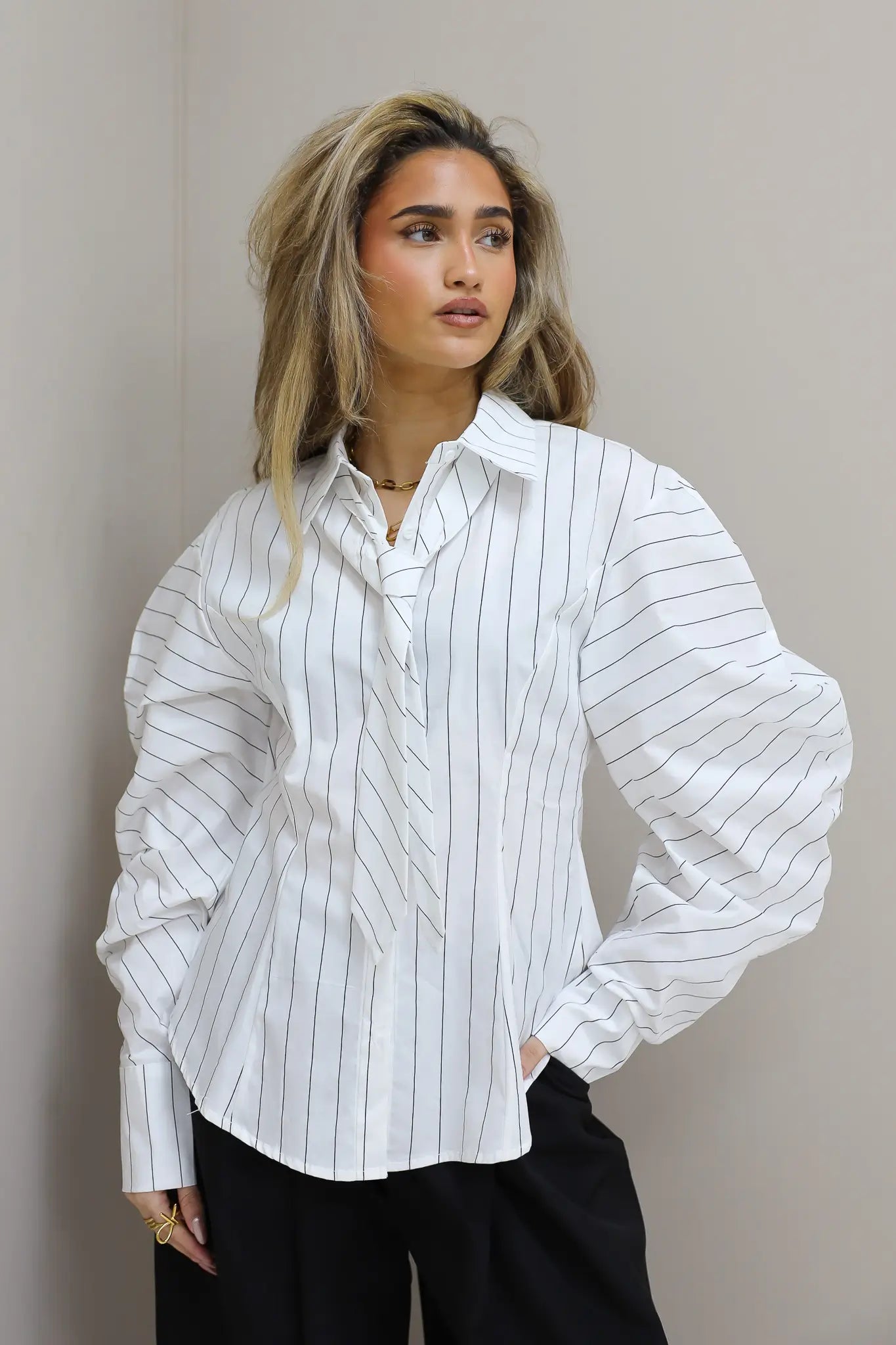 witte blouse met pofmouwen en stropdas dames outfit ladylike