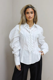 witte blouse met stropdas dames voorkant pose ladylike