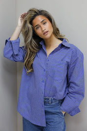 blauwe blouse met ruit patroon dames close up voorkant