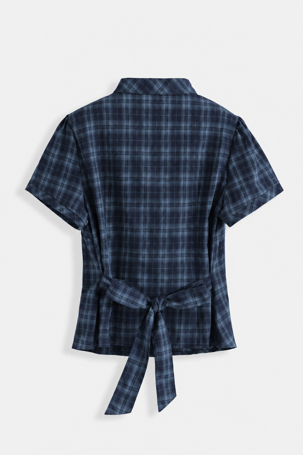 Productfoto van de achterkant van een donkerblauwe geruite blouse met korte mouwen en strikdetail in de taille op een lichte achtergrond.