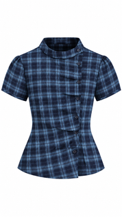 Productfoto van de voorkant van een donkerblauwe geruite blouse met korte mouwen, opstaande kraag en getailleerde onderkant op witte achtergrond.