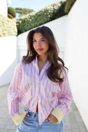 Model draagt blouse strepen roze geel close up