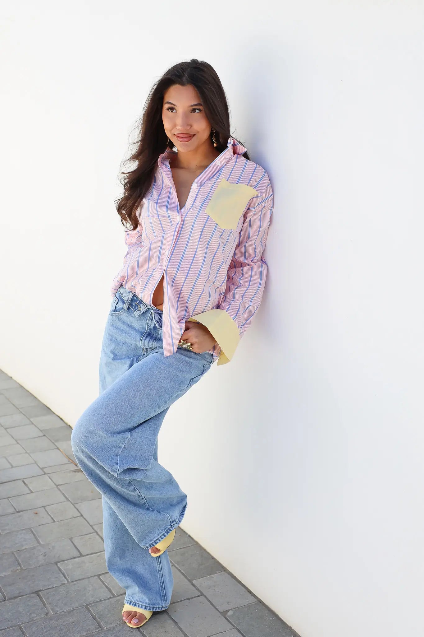 Blouse strepen roze geel gecombineerd met jeans