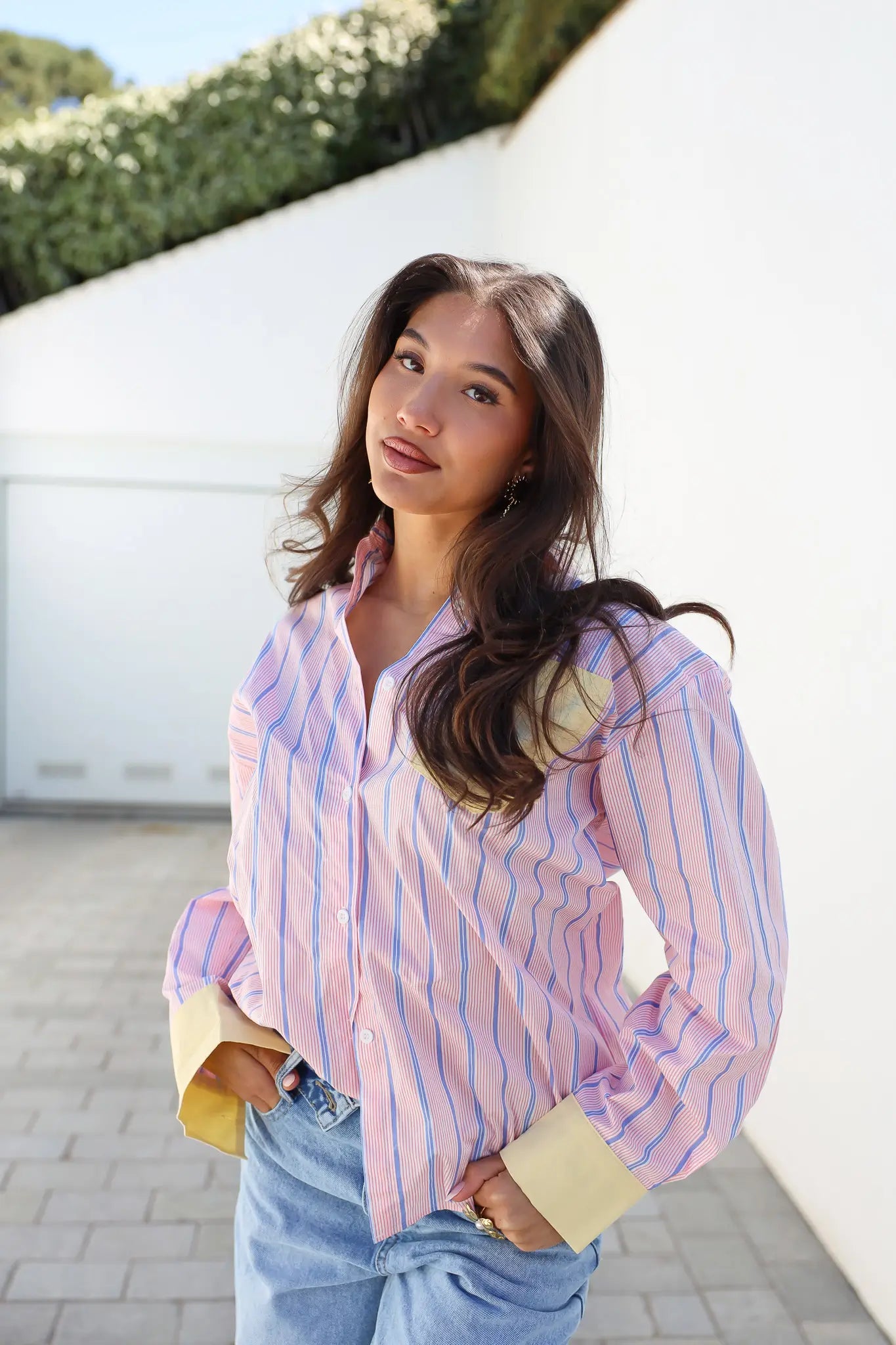 Model draagt blouse strepen roze geel portret