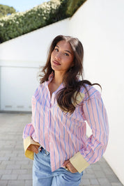 Model draagt blouse strepen roze geel portret