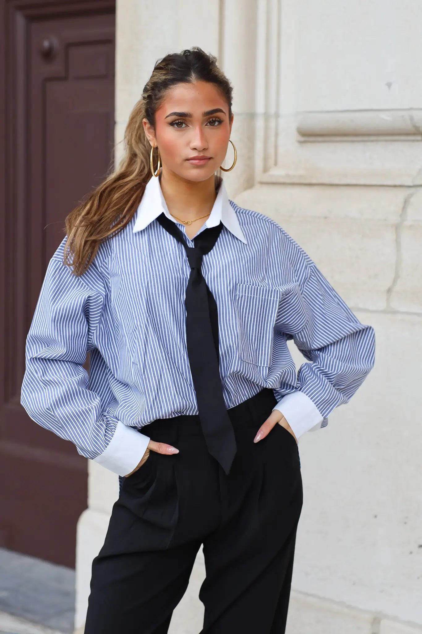 dames blouse met blauwe strepen en zwarte stropdas vooraanzicht