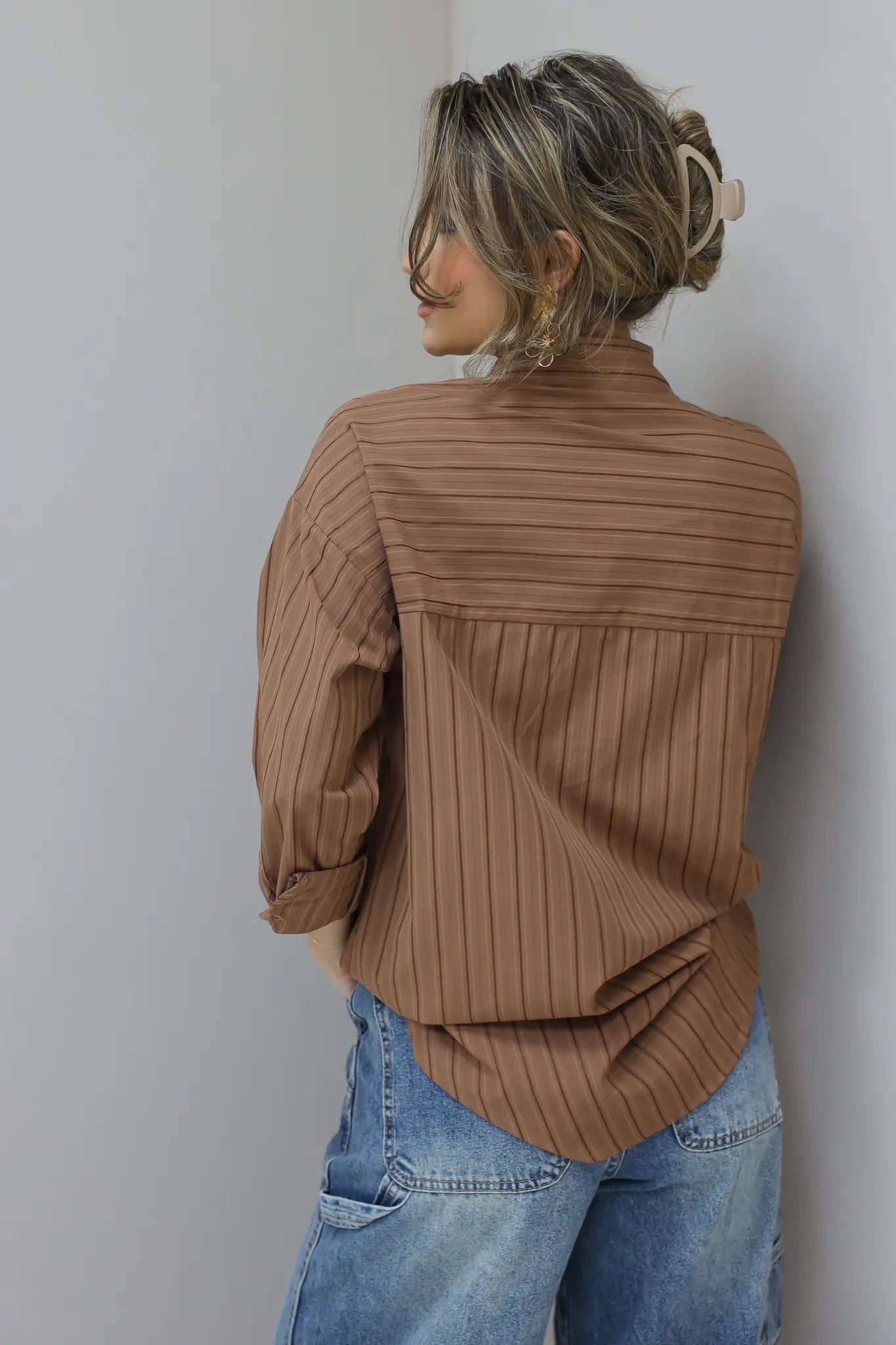 blouse stropdas bruin achterkant draagfoto ladylike