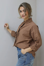 blouse stropdas bruin zijaanzicht draagfoto ladylike