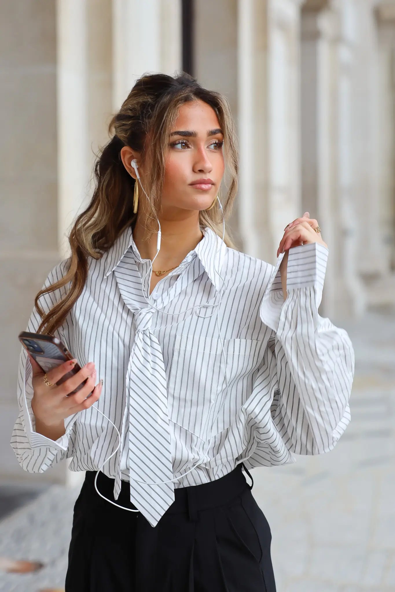 gestreepte witte blouse met stropdas dames voorkant