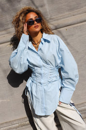 blauwe blouse dames close up outfit ladylike