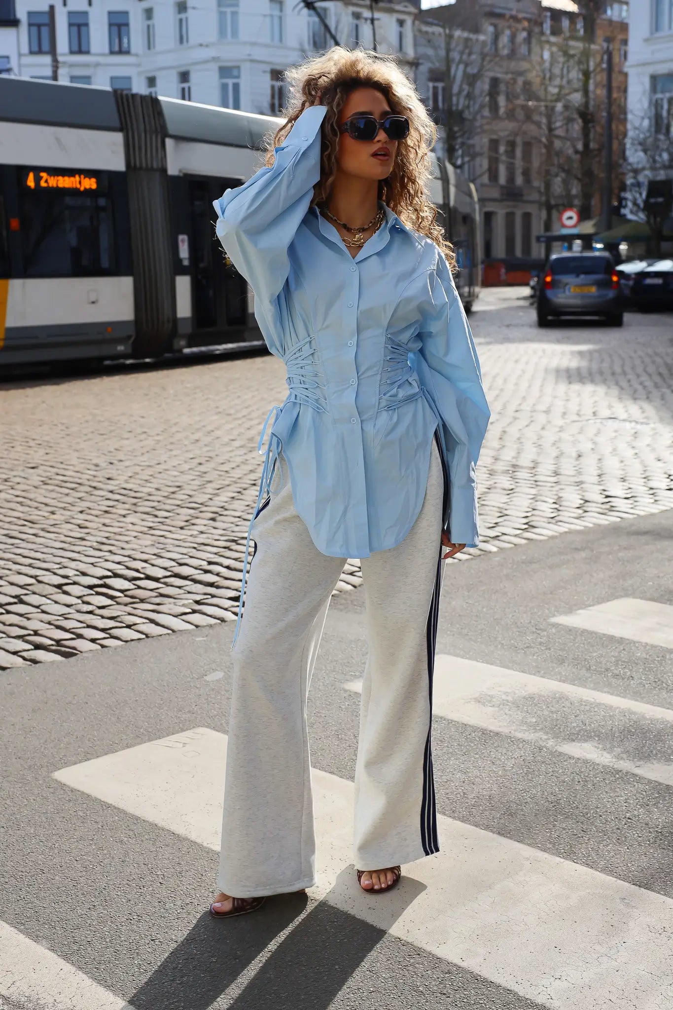 blauwe blouse met taille effect dames outfit ladylike