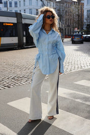 blauwe blouse met taille effect dames outfit ladylike